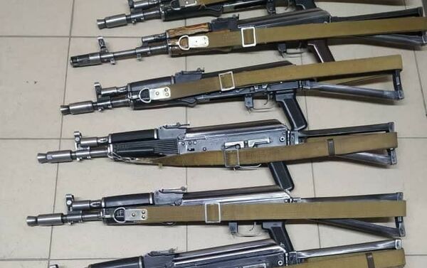 На фотографиях, предоставленных пресс-службой, видно, что правоохранители изъяли пистолеты, обрезы, дробовики, снайперскую винтовку и другие виды оружия - Sputnik Кыргызстан