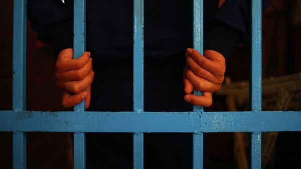 Заключенный держится за решетку. Архивное фото - Sputnik Кыргызстан