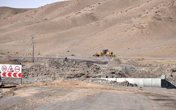 Премьер-министр Улукбек Марипов взял строительство участка альтернативной дороги север-юг под личный контроль - Sputnik Кыргызстан