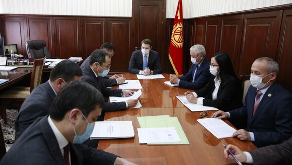 Первый вице-премьер-министр КР Артем Новиков во время совещания по вопросу создания центра обслуживания предпринимателей (ЦОП) - Sputnik Кыргызстан