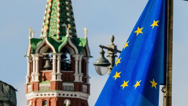 Флаг Европейского Союза на фоне Спасской башни Кремля. Архивное фото - Sputnik Кыргызстан