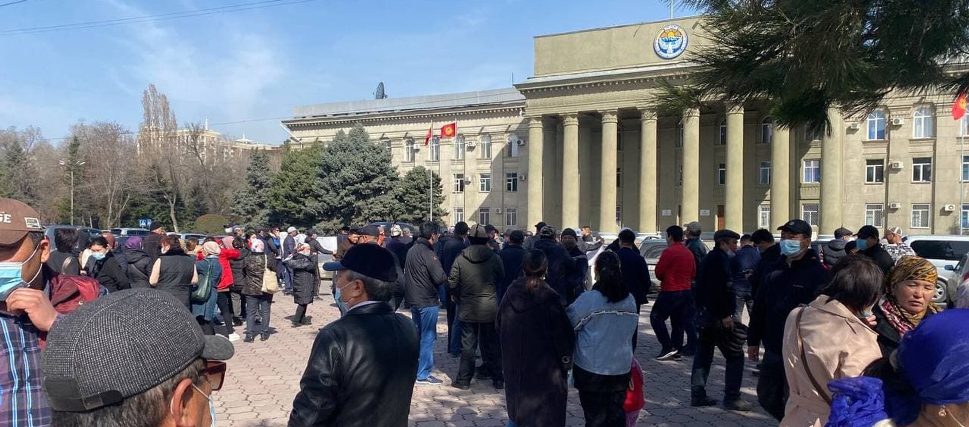 Митинг жителей жилмассива Ак-Ордо возле здания правительства в Бишкеке, с требованием узаконения участков, на которых проживают - Sputnik Кыргызстан, 1920, 25.03.2021