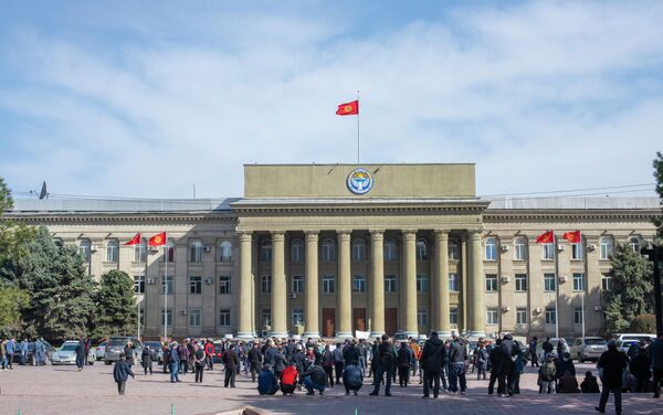 Возле Дома правительства в Бишкеке проходит митинг граждан, проживающих в районе ТЭЦ-2 на юго-западе столицы - Sputnik Кыргызстан