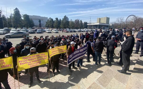 Митингующие также выразили недовольство заявлением премьер-министра Улукбека Марипова о том, что в случае запуска ТЭЦ-2 необходимо будет переселить 400 семей - Sputnik Кыргызстан