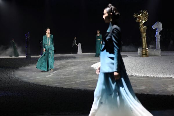 Модели во время показа на Китайской неделе моды в Пекине - Sputnik Кыргызстан