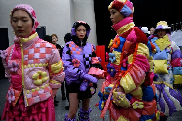 Модели за кулисами перед показом на Китайской неделе моды в Пекине - Sputnik Кыргызстан