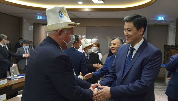 Премьер-министр Улукбек Марипов кыргыз диаспорасынын өкүлдөрү менен Ташкент шаарында жолугушу - Sputnik Кыргызстан