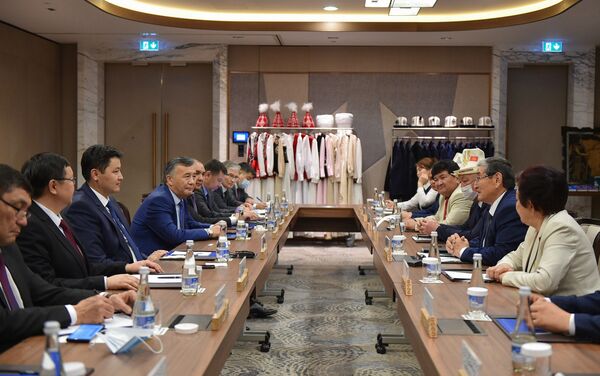 Премьер-министр Улукбек Марипов встретился в Узбекистане с представителями кыргызской диаспоры, которые проживают в селе Манас Джизакского района - Sputnik Кыргызстан