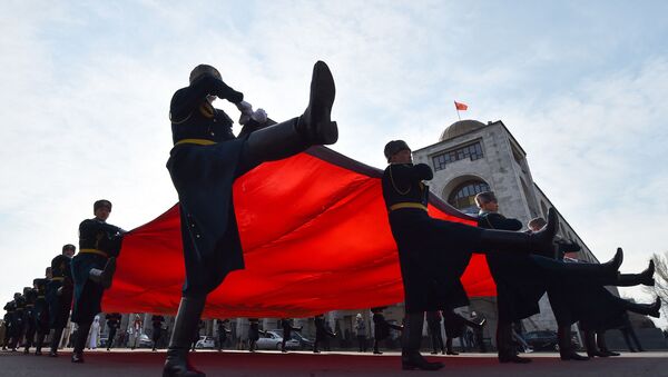 Шествие почетного караула с государственным флагом в Бишкеке.  - Sputnik Кыргызстан