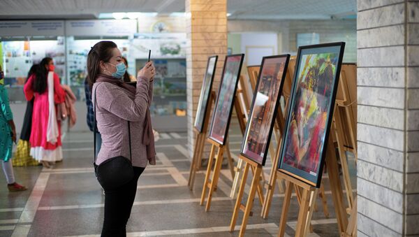 Посетители церемонии открытия фотовыставки Искусство и жизнь в Индии в КРСУ - Sputnik Кыргызстан