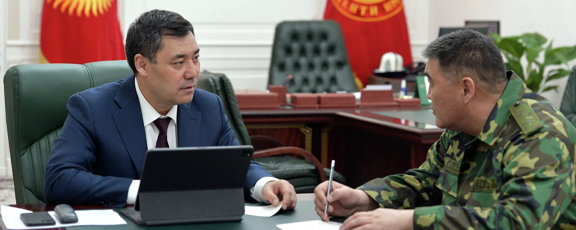 Кыргызстандын президенти Садыр Жапаров жана УКМКнын төрагасы Камчыбек Ташиев. Архив Кыргызстандын президенти Садыр Жапаров жана УКМКнын төрагасы Камчыбек Ташиев. Архив - Sputnik Кыргызстан, 1920, 14.02.2023