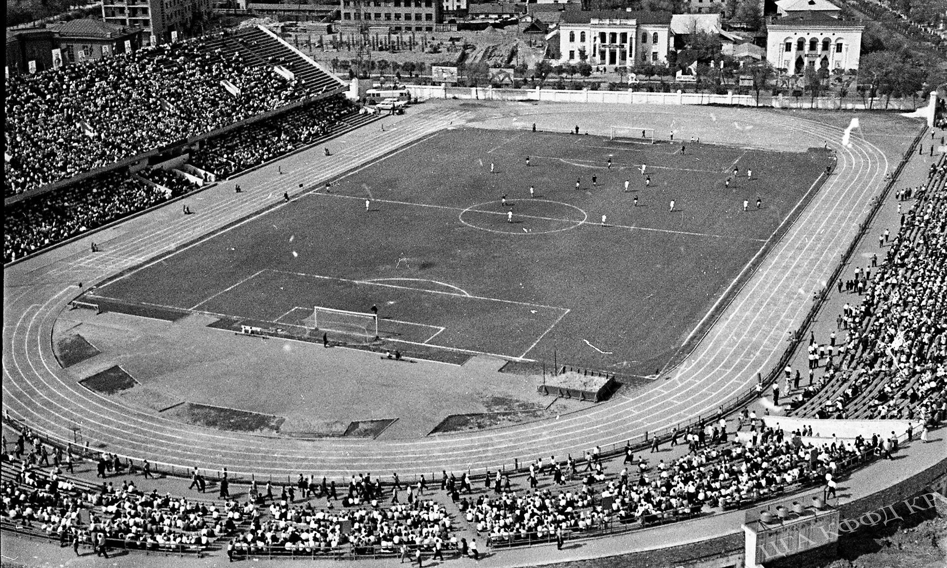Первый футбольный матч на стадионе Спартак. 1921 год - Sputnik Кыргызстан, 1920, 16.12.2021