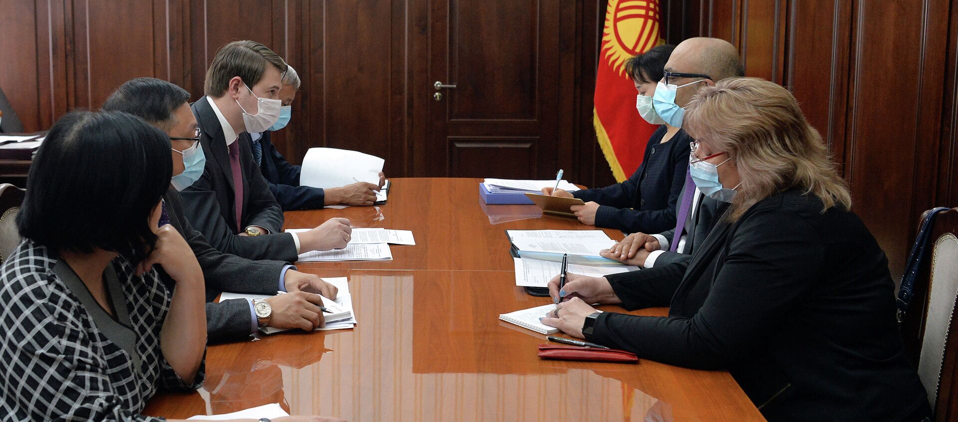 Встреча первого вице-премьер Артема Новикова  с Главой Офиса Всемирного банка в КР Навидом Накви - Sputnik Кыргызстан, 1920, 27.03.2021