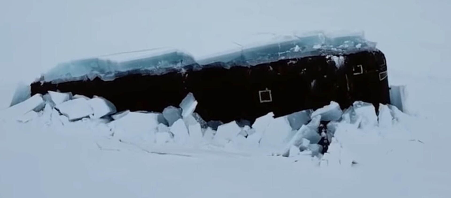 Три атомные подлодки России впервые одновременно пробили лед в Арктике. Видео - Sputnik Кыргызстан, 1920, 27.03.2021