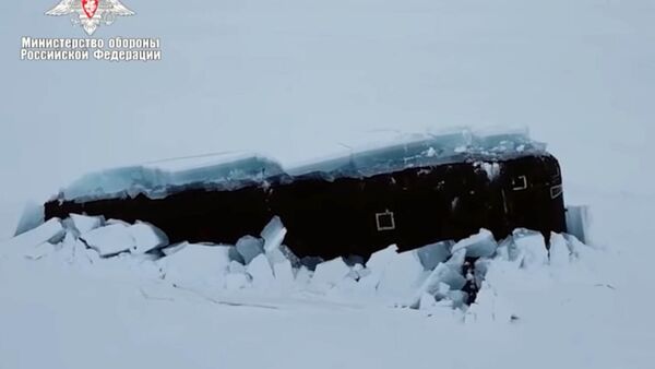 Три атомные подлодки России впервые одновременно пробили лед в Арктике. Видео - Sputnik Кыргызстан