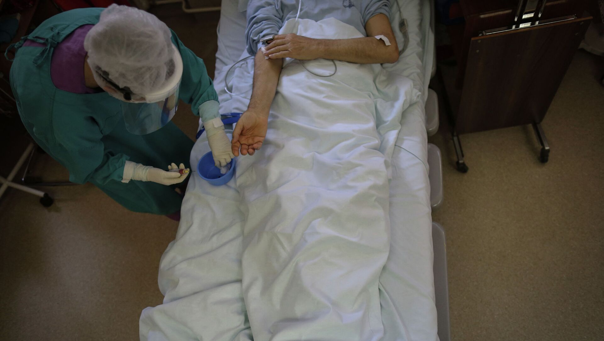 Медицинский работник приносит лекарства пациенту в больнице. Архивное фото - Sputnik Кыргызстан, 1920, 21.04.2021
