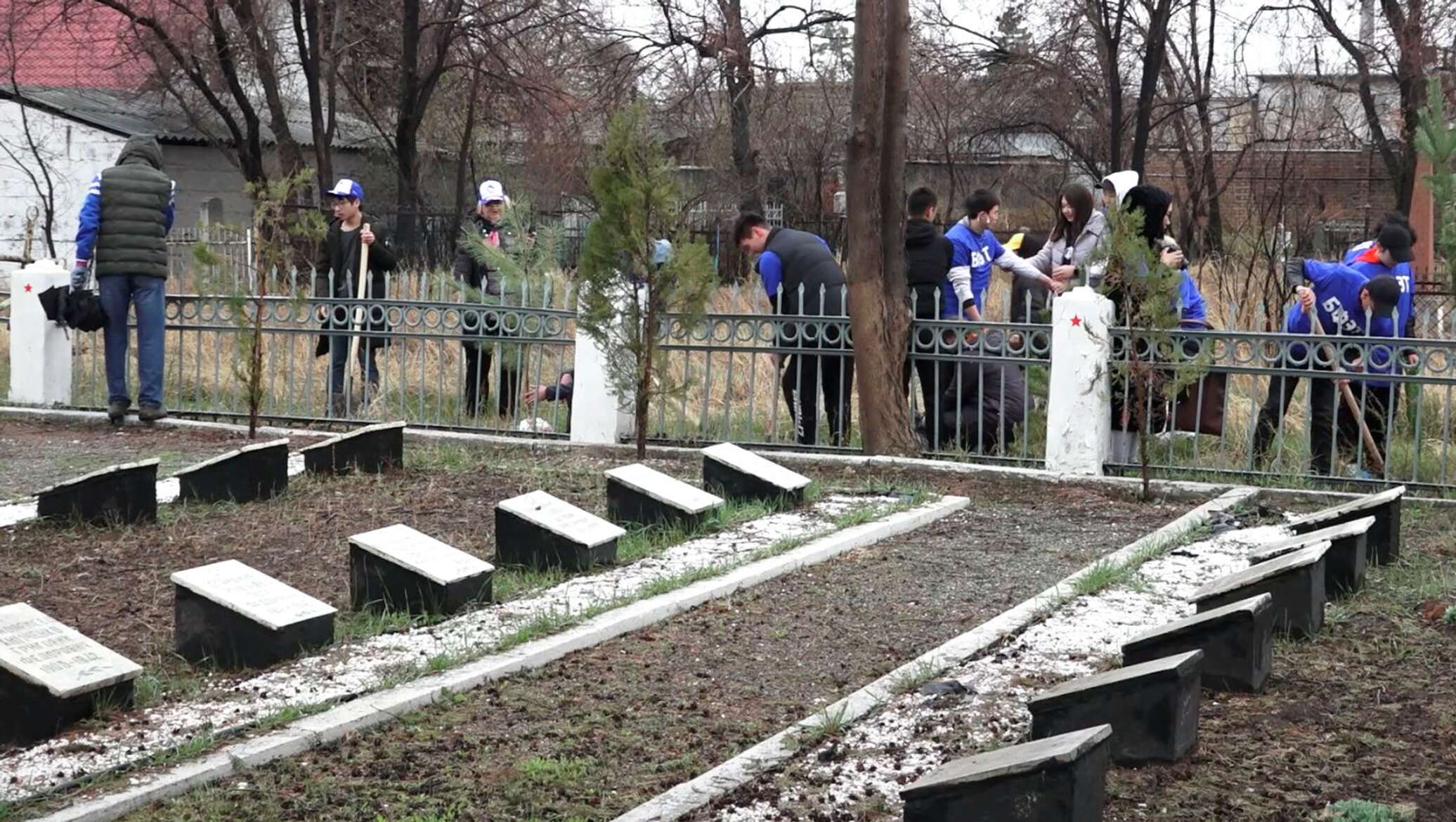 Кызыл аскеров. Обелиск памяти жертв Великой Отечественной войны. Кызыл гвардия Обелиск Бишкеке. В селе Кызыл Аскер школа. Кызыл Аскер Бишкек фото.