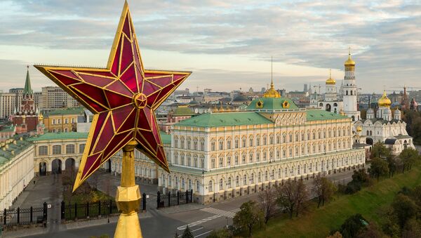 Звезда на Водовзводной башне Московского Кремля. Архивное фото - Sputnik Кыргызстан