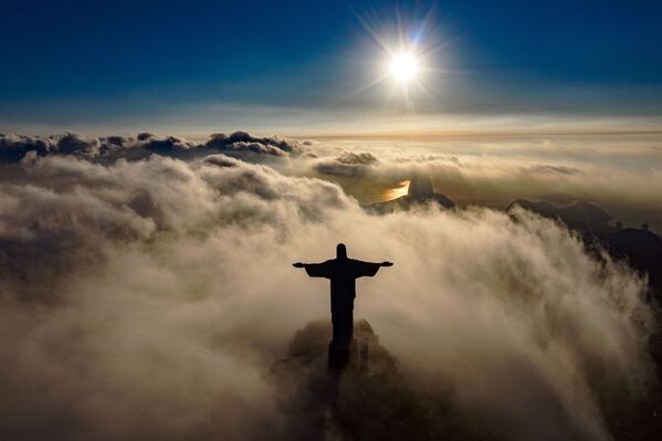 Христостун Рио-де-Жанейродогу (Бразилия) статуясы. Быйыл монументке 90 жыл толот. Буга байланыштуу масштабдуу реставрация жүрүп жатат - Sputnik Кыргызстан