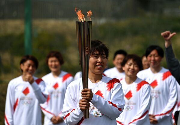 25-мартта Японияда олимпиада отунун эстафетасы башталды. Футболчу Адзуса Ивасимидзу биринчи факел көтөрүүчү болду. Олимпиада отунун эстафетасы 121 күнгө созулуп, Олимпиада оюндарынын расмий ачылышында, 23-июль күнү Токиодо аяктайт - Sputnik Кыргызстан