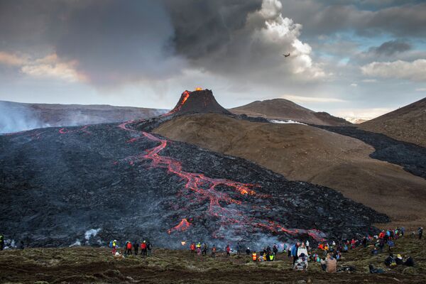 Извежение вулкана Фаградальсфьяль в Исландии - Sputnik Кыргызстан