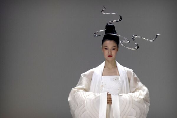 Пекин (Кытай) мода жумалыгындагы модель - Sputnik Кыргызстан