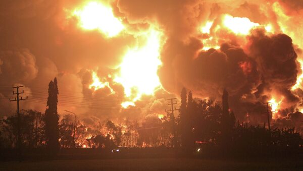 Пожар на нефтеперерабатывающем заводе Pertamina в Балонгане, провинция Западная Ява, Индонезия - Sputnik Кыргызстан