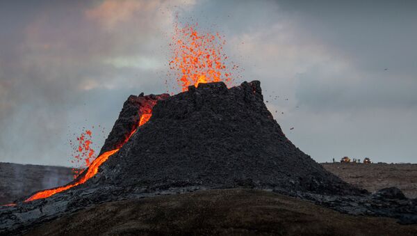 Извержение вулкана Фаградальсфьяль на полуострове Рейкьянес на юго-западе Исландии. 23 марта 2021 года - Sputnik Кыргызстан