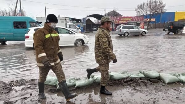 Пересечение проспекта Дэн Сяопина и улицы Алыкулова во время затопления. Архивное фото - Sputnik Кыргызстан