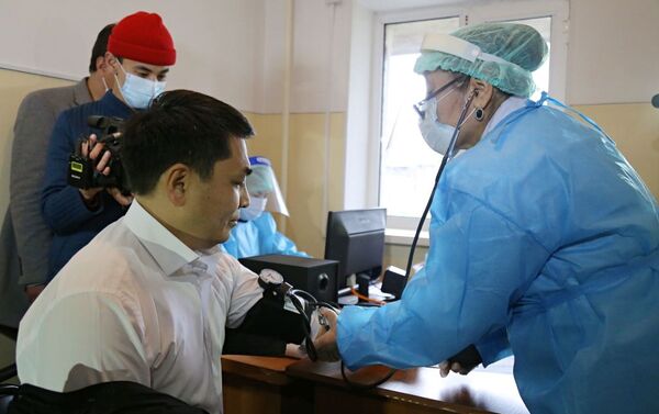 По словам главного врача филиала № 1 Центра семейной медицины Оша Мукарам Мондуевой, в город поступило 300 единиц вакцины — на первом этапе будут привиты 150 человек - Sputnik Кыргызстан
