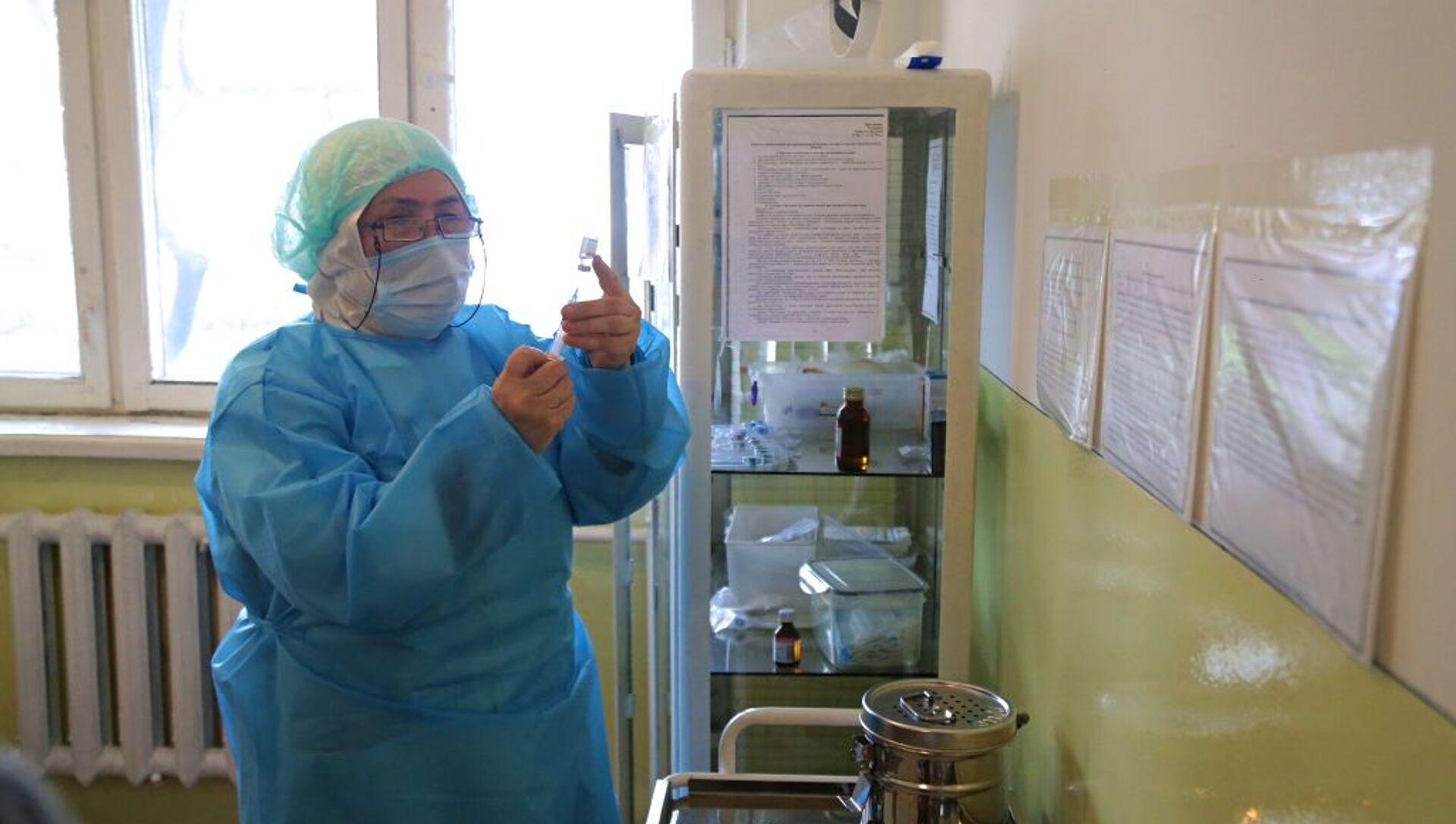 В ЦСМ №1 начался первый этап вакцинации от COVID-19 медицинских работников города Ош. 29 марта 2021 года - Sputnik Кыргызстан, 1920, 29.03.2021