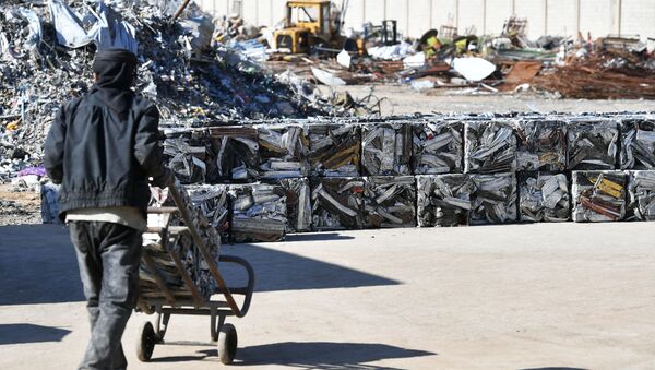 Рабочий перевозит прессованные алюминиевые брикеты. Архивное фото - Sputnik Кыргызстан