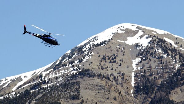 Вертолет летит на фоне гор. Архивное фото - Sputnik Кыргызстан