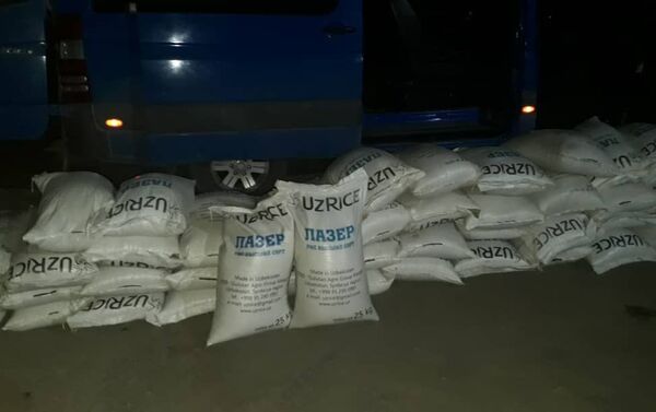В грузовом отсеке нашли 53 мешка риса с пометкой Made in Uzbekistan. Вес составил 1,3 тонны. - Sputnik Кыргызстан