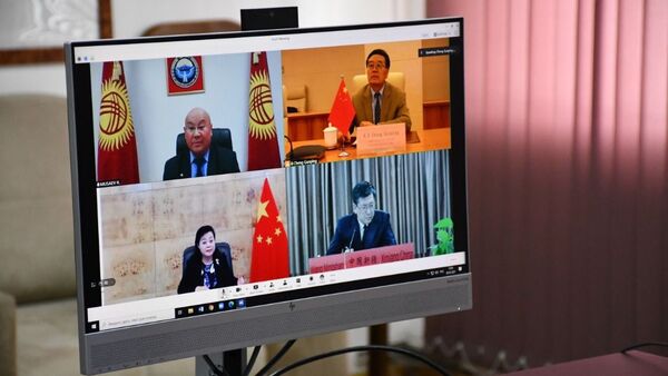 Видеоконференцсвязь секретаря СБ Рыскелди Мусаева с Специальным представителем МИД по вопросам внешней безопасности КНР Чэн Гопином - Sputnik Кыргызстан