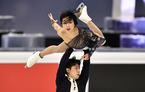 Китайская спортивная пара Вэньцзин Суй и Цун Хан выступают в короткой программе на чемпионате мира по фигурному катанию в Стокгольме, Швеция - Sputnik Кыргызстан