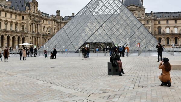 Люди в масках у входа в музей Лувр в Париже. Архивное фото - Sputnik Кыргызстан