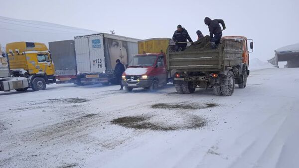 Снегопад на участке автодороги Бишкек — Ош - Sputnik Кыргызстан