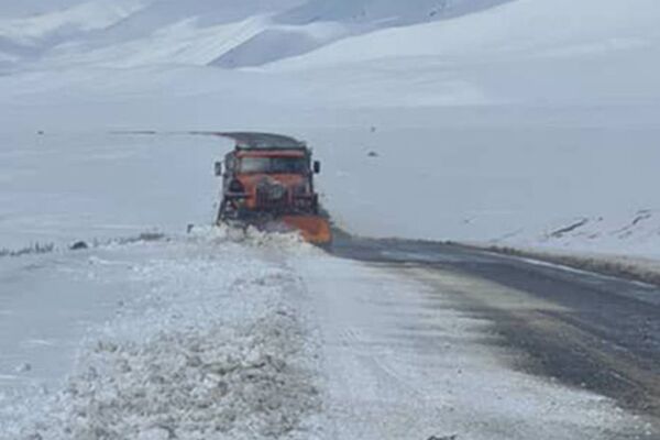 На перевалах Тоо-Ашуу и Ала-Бел идет снег - Sputnik Кыргызстан
