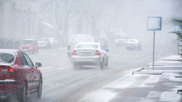 Автомобили едут по одной из улиц Бишкека во время снегопада. Архивное фото - Sputnik Кыргызстан