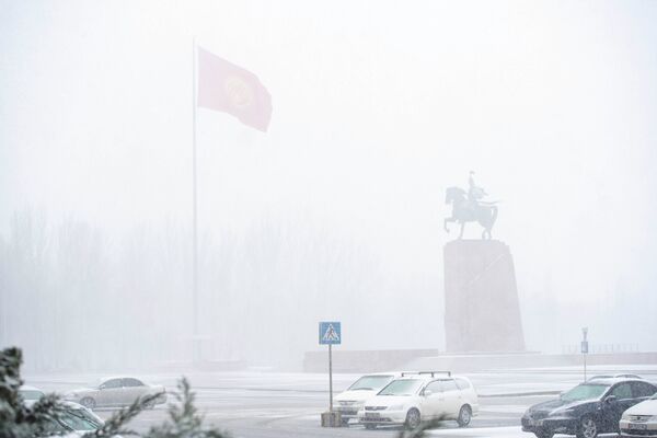 Апрельская снежная буря в Бишкеке - Sputnik Кыргызстан