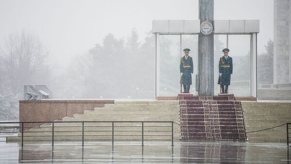 Улуттук гвардиянын жоокерлери Бишкектеги Ала-Тоо аянтында. Архив - Sputnik Кыргызстан