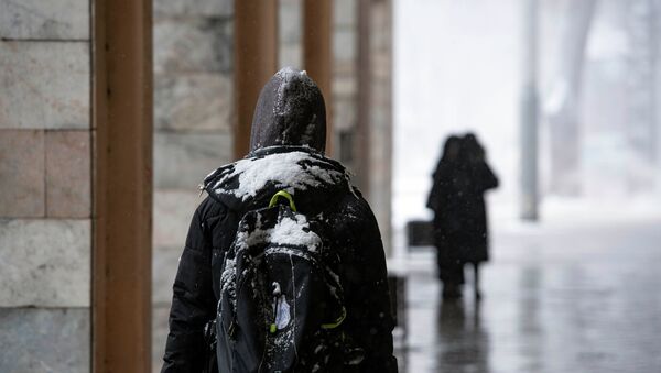 Парень идет по улице во время снега. Архивное фото - Sputnik Кыргызстан