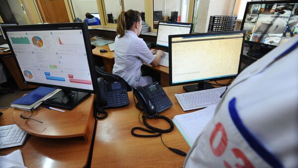 Диспетчеры за работой на станции скорой медицинской помощи. Архивное фото - Sputnik Кыргызстан
