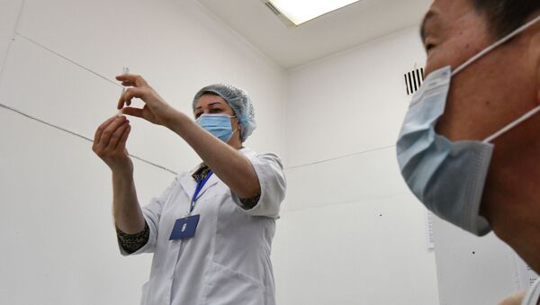 Коронавируска каршы вакцина алып жаткан адам. Архив - Sputnik Кыргызстан