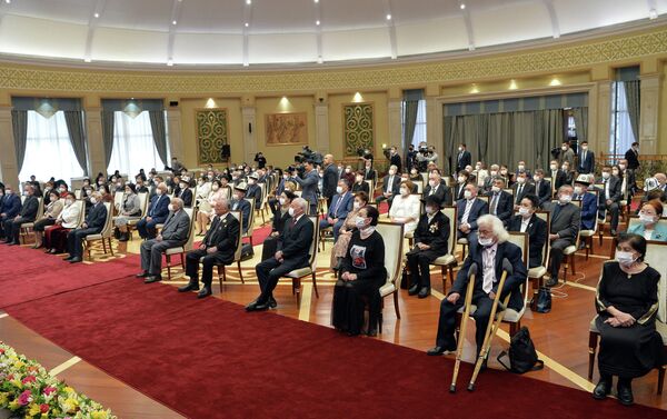 Президент Садыр Жапаров вручил государственные награды отличившимся гражданам КР - Sputnik Кыргызстан