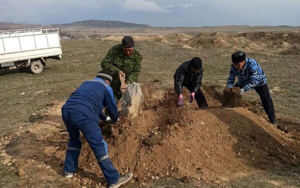 Останки 22 человек, найденные на берегу Токтогульского водохранилища, перезахоронили в селе Кара-Тектир - Sputnik Кыргызстан