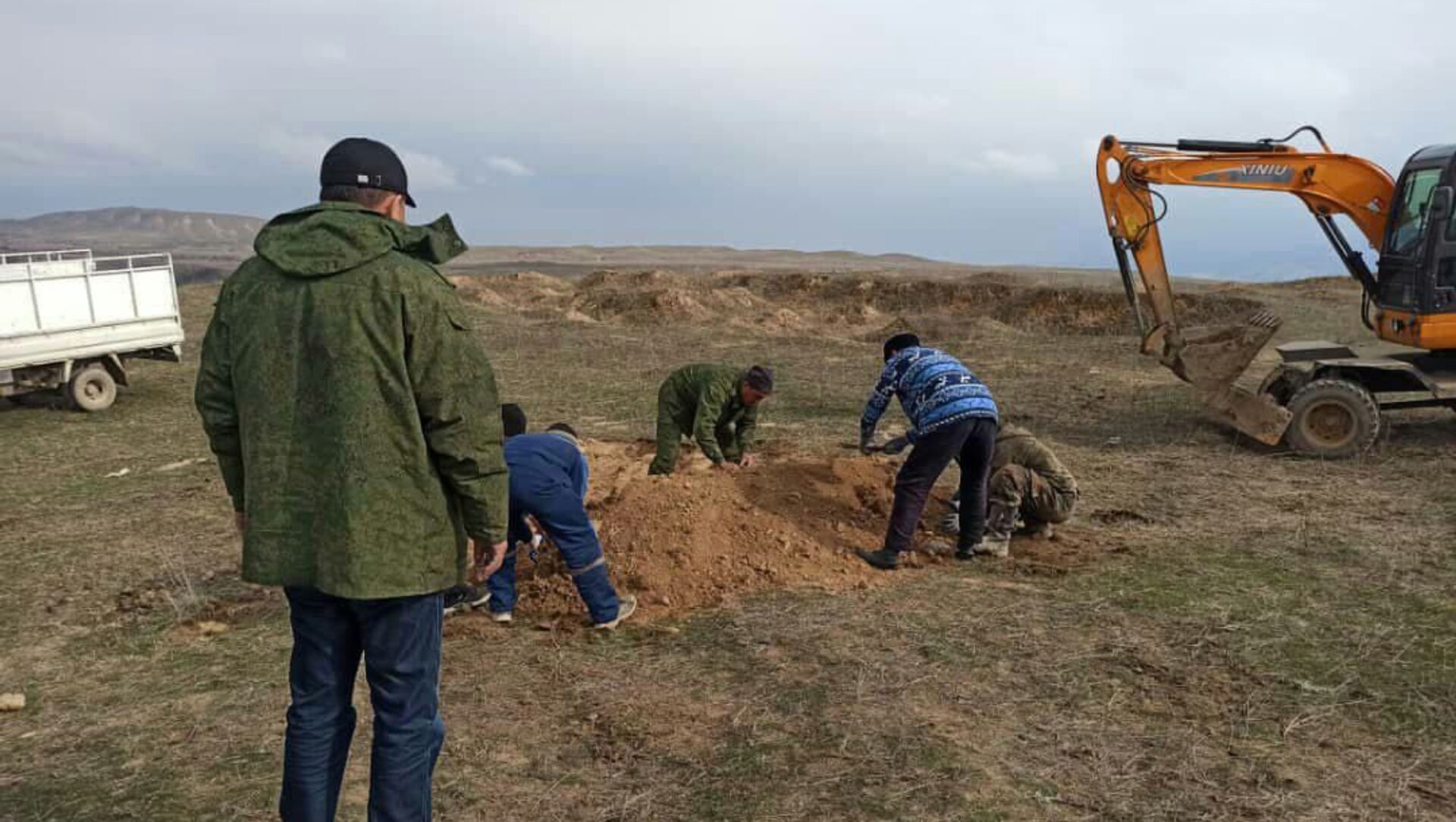 Захоронение найденных человеческих костей на берегу Токтогульского водохранилища - Sputnik Кыргызстан, 1920, 02.04.2021