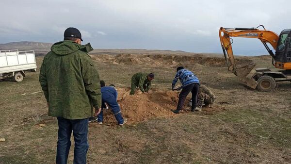 Захоронение найденных человеческих костей на берегу Токтогульского водохранилища - Sputnik Кыргызстан
