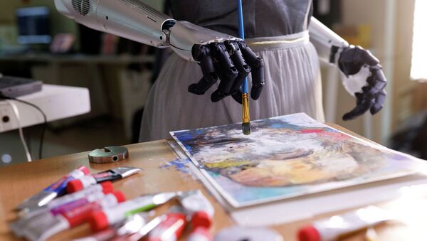 Робот-гуманоид София, разработанный Hanson Robotics, рисует на листе бумаги свой автопортрет в Гонконге - Sputnik Кыргызстан